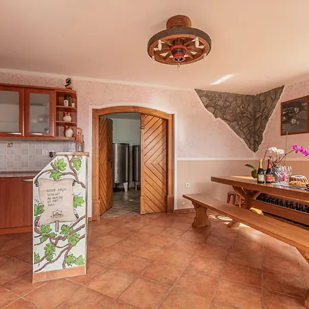 Vineyard Lustek - Happy Apartment *