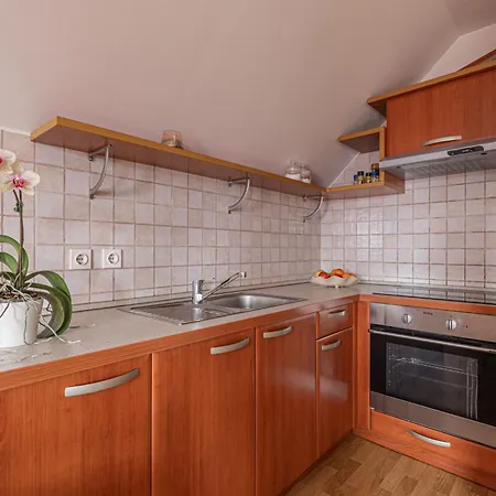 Vineyard Lustek - Happy *