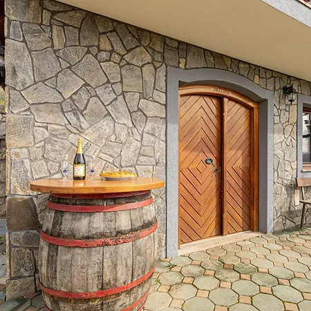 Apartment Vineyard Lustek - Happy *